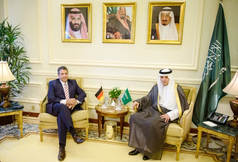 عادل الجبير مستقبلا زيجمار جابرييل في جدة أمس (د ب أ)
