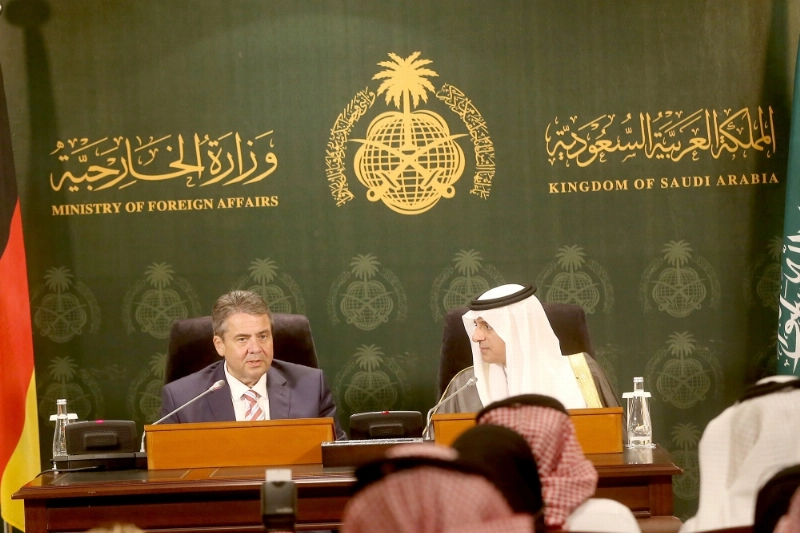 الجبير خلال المؤتمر الصحفي مع نظيره الألماني في جدة أمس (محمد يحيى)