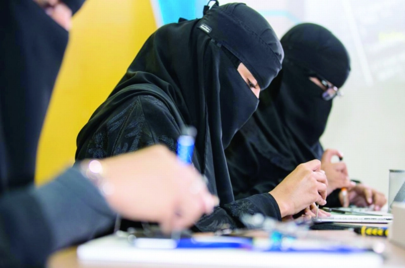 سيدات يتدربن على صيانة الجولات (مكة)
