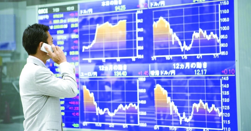 ياباني يتابع مؤشرات سوق الأسهم (مكة)