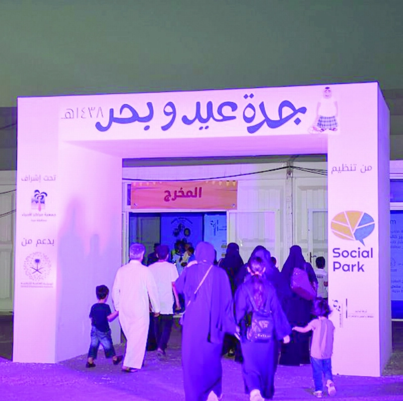 زوار في طريقهم لخيمة التراث (واس)