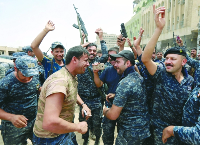 الشرطة العراقية تحتفل في مدينة الموصل (رويترز)