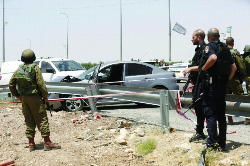 قوات الاحتلال تتفقد موقع الحادث (رويترز)