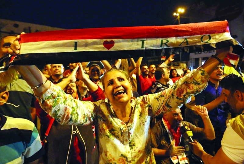 عراقيون يحتفلون بتحرير الموصل في بغداد (رويترز)