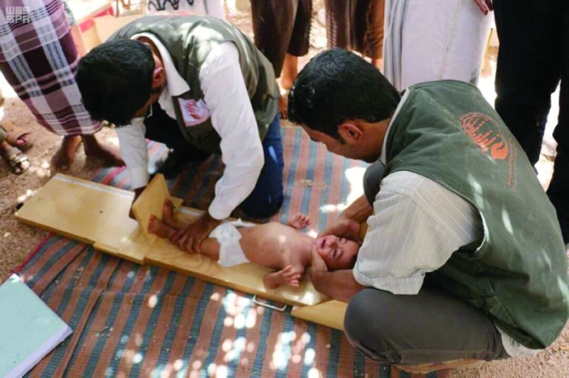 طفل يمني يتلقى العلاج (رويترز)