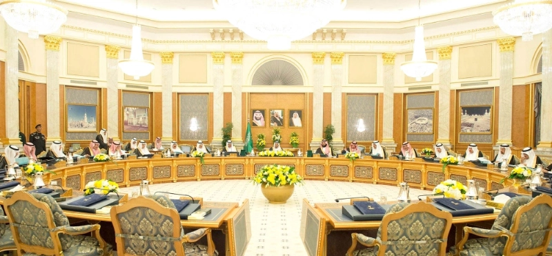 خادم الحرمين مترئسا جلسة مجلس الوزراء في قصر السلام بجدة أمس (بندر الجلعود)