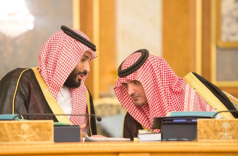 ولي العهد متحدثا لوزير الداخلية خلال الجلسة