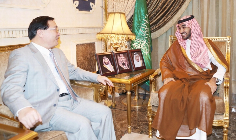 عبدالعزيز الفيصل خلال استقباله السفير الصيني (واس)