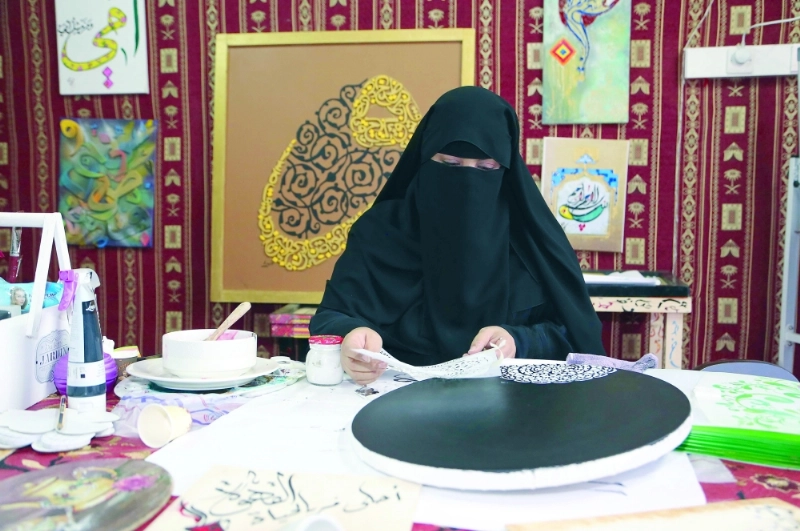 سيدة مشاركة مع الأسر المنتجة في سوق عكاظ العام الماضي (مكة)
