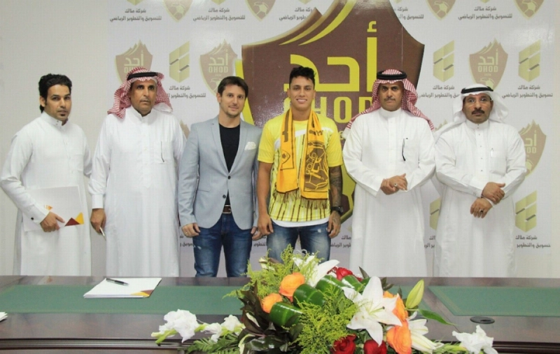 إدواردو وإدارة أحد بعد التوقيع (المركز الإعلامي بأحد)
