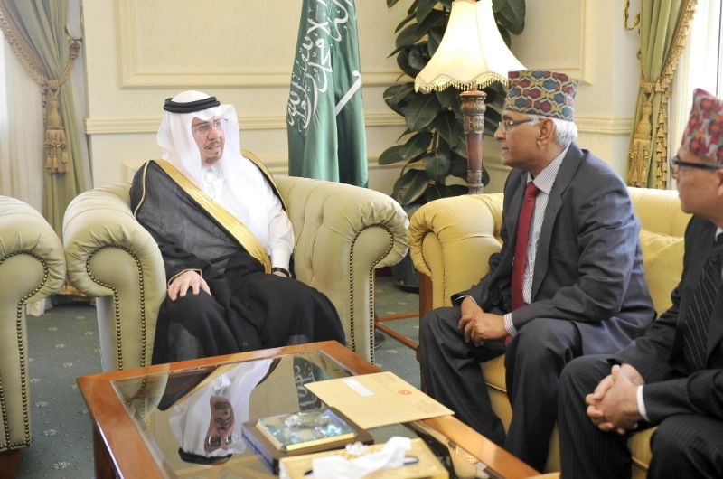 نزار مدني مستقبلا سفير نيبال لدى المملكة (واس)