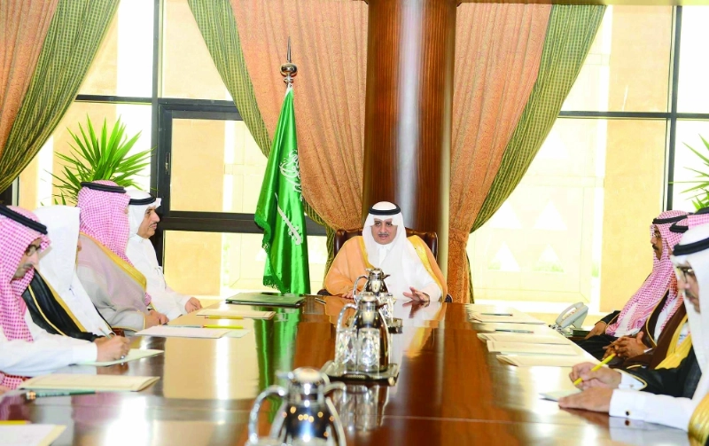 فهد بن سلطان خلال ترؤسه اجتماع لجنة الحج والعمرة أمس (واس)