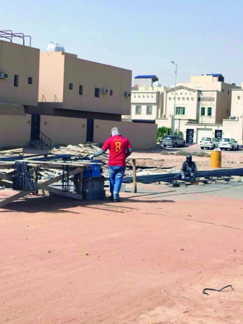 عاملان في مشروع سكني بالرياض (مكة)