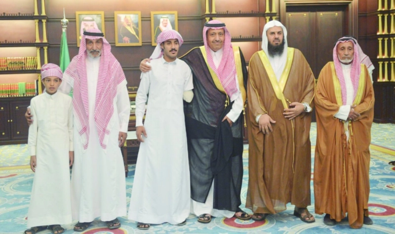 حسام بن سعود متوسطا زايد الغامدي ووالده ومنصور بن عليبي (واس)