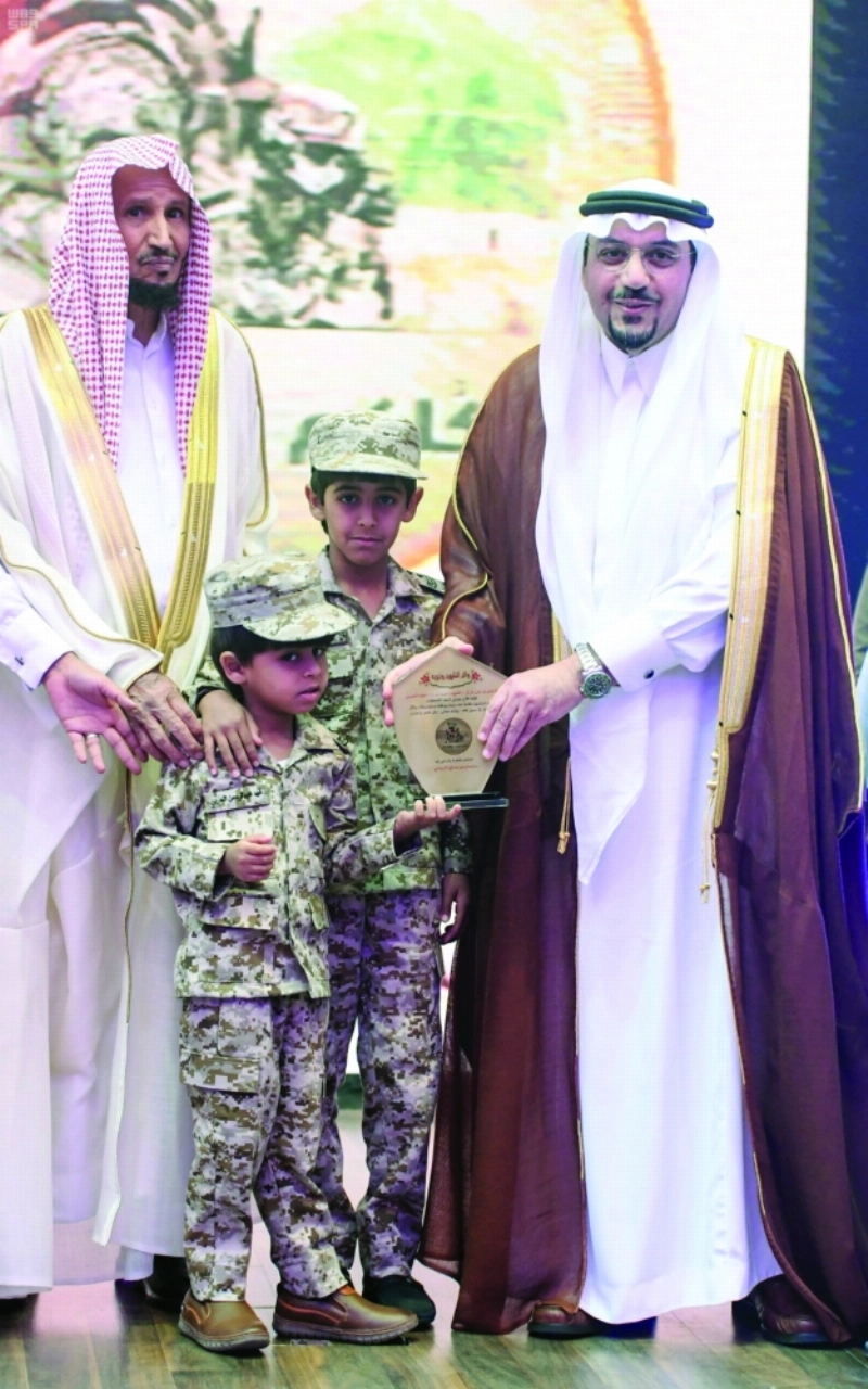 فيصل بن مشعل مكرما أبناء الشهداء (واس)