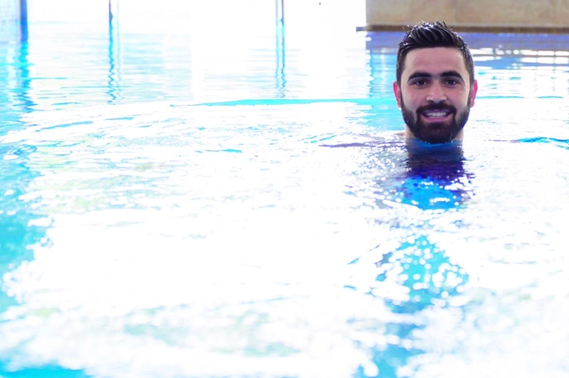 عمر خربين في المسبح (إعلامي الهلال)