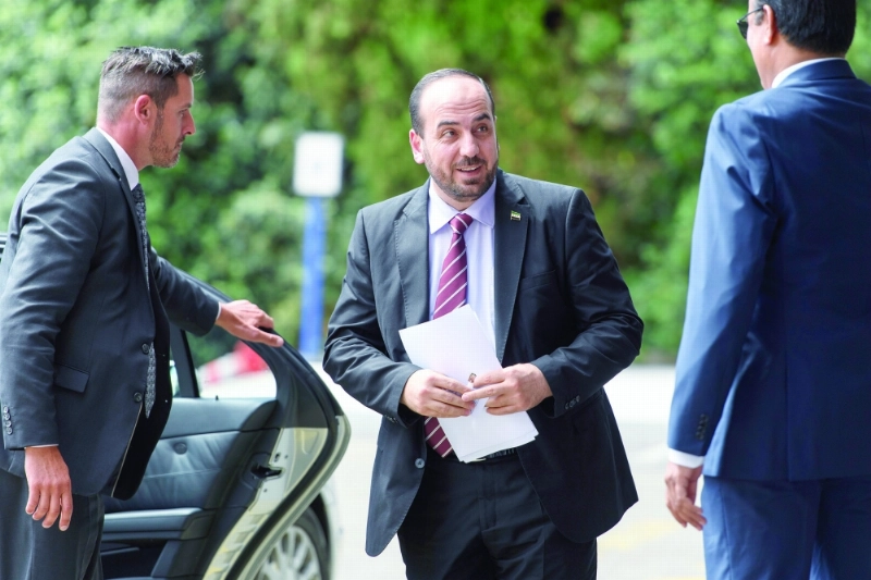 نصر الحريري لدى حضوره بمقر المحادثات في جنيف أمس (إ ب أ)