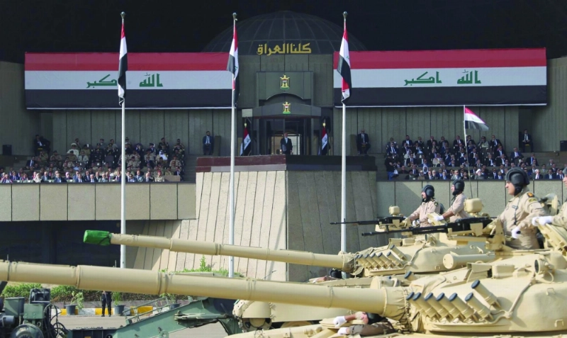 العبادي يشهد عرضا عسكريا في بغداد أمس (د ب أ)