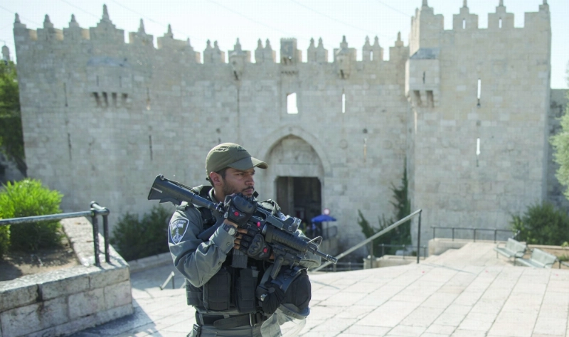 جندي إسرائيلي أمام بوابة دمشق في القدس القديمة (إ ب أ)