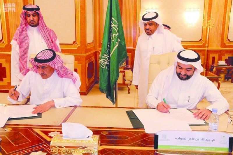 عبداللطيف آل الشيخ وعبدالله السواحة خلال التوقيع (واس)