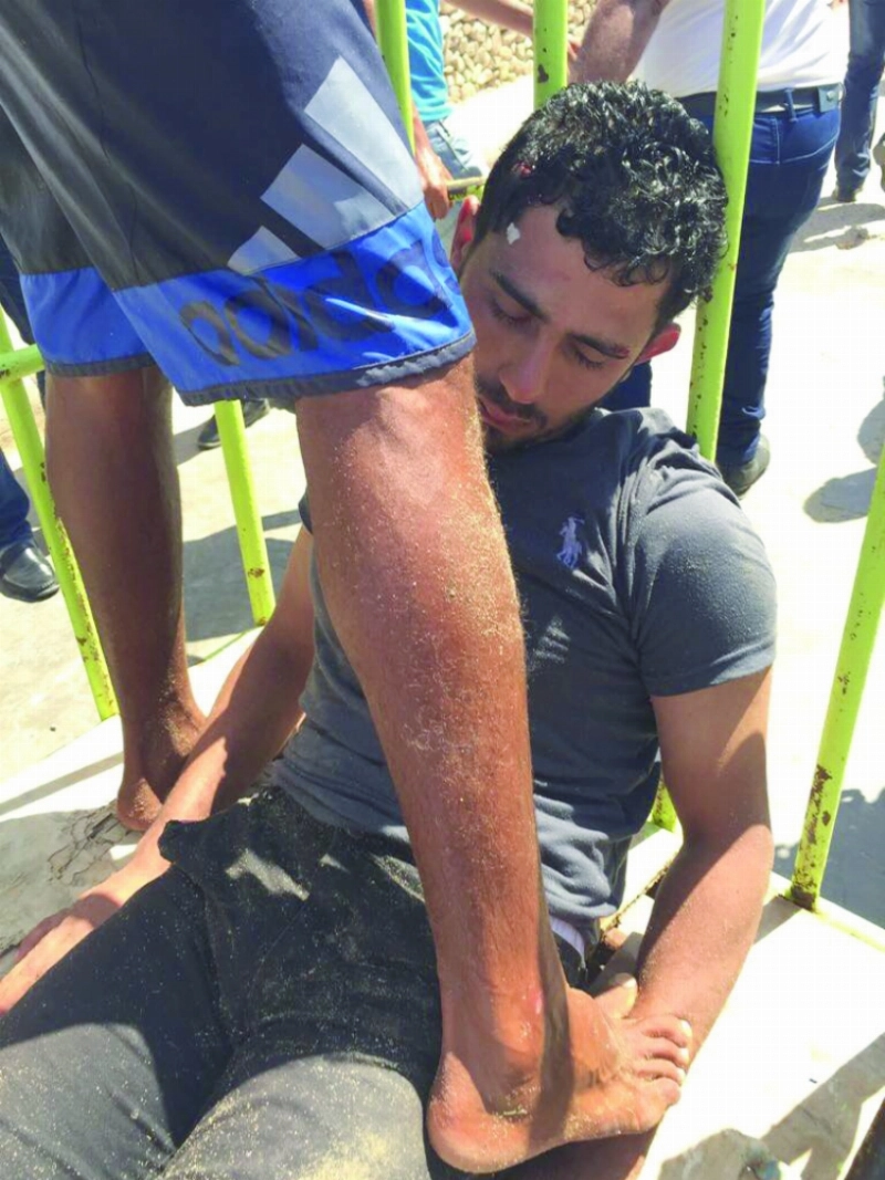 حارس أمن يقيد منفذ الاعتداء بعد القبض عليه (إ ب أ)