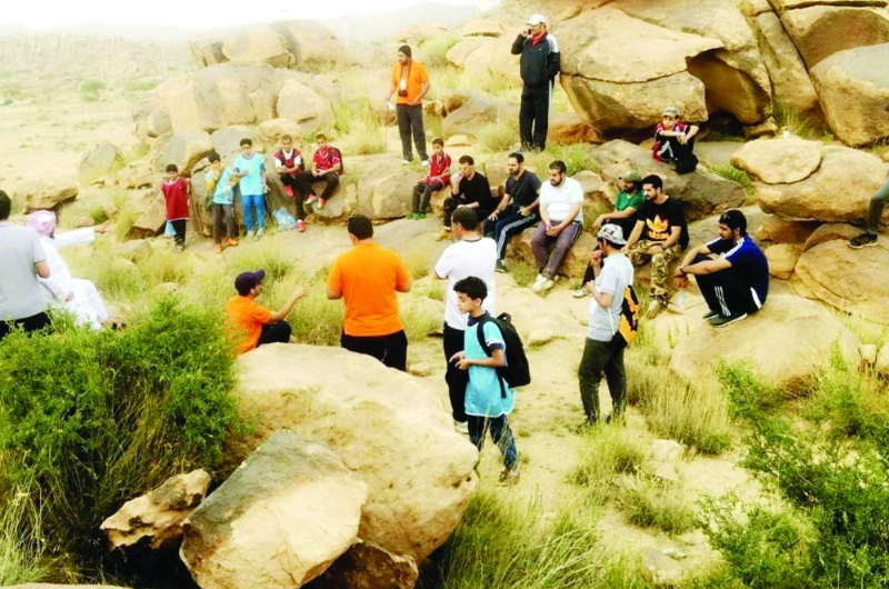 طلاب خلال مشاركتهم في برنامج هايكنج أبها (واس)