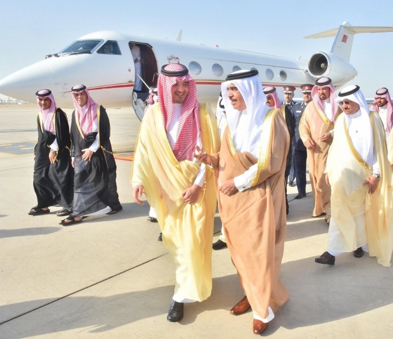 عبدالعزيز بن سعود خلال استقباله راشد آل خليفة (واس)