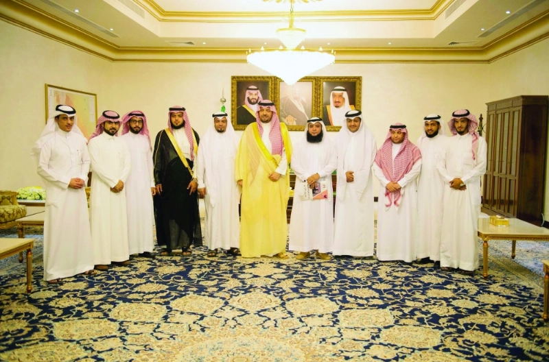 فيصل بن خالد متوسطا شباب مجلس المنطقة (واس)