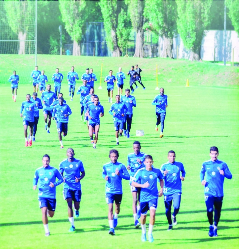 لاعبو الهلال يؤدون التدريبات اللياقية في الحصة الصباحية (إعلامي الهلال)