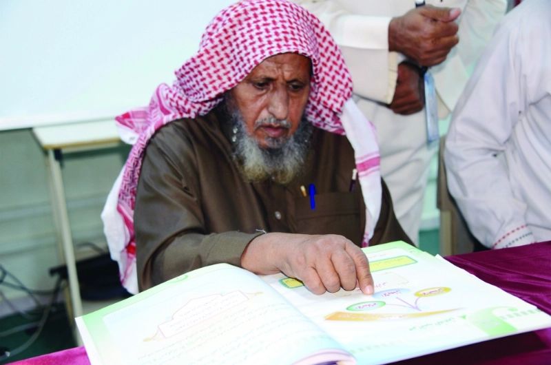 مسن يتعلم مبادئ القراءة (واس)