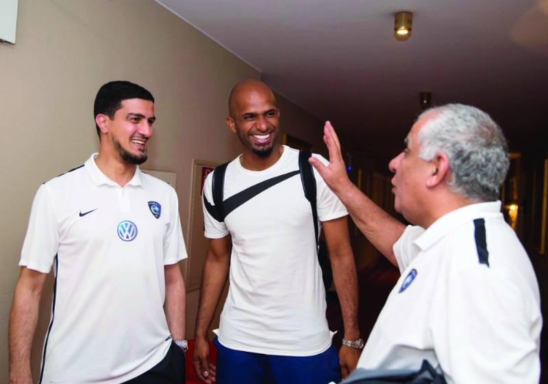 علي الحبسي لحظة وصوله المعسكر أمس (إعلامي الهلال)