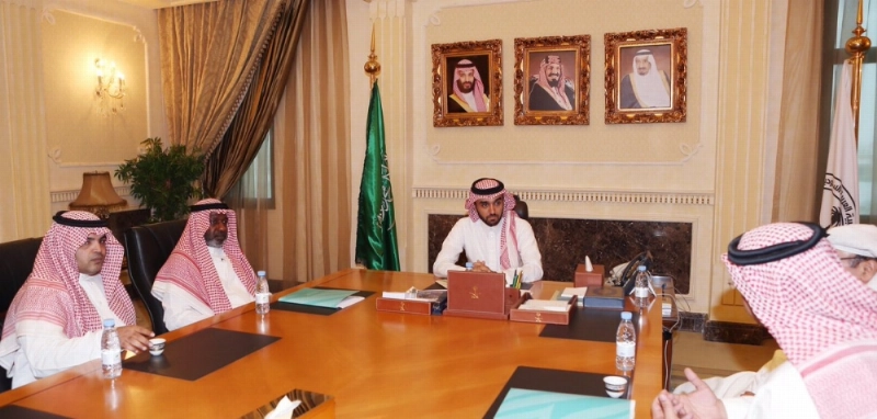 عبدالعزيز بن تركي خلال لقائه بأعضاء جمعية أصدقاء لاعبي كرة القدم (مكة)