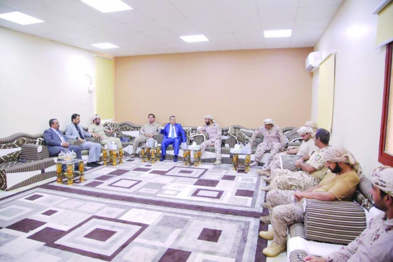 رئيس الوزراء أحمد بن دغر لدى زيارته القاعدة الإدارية للتحالف في عدن (سبأ نت)