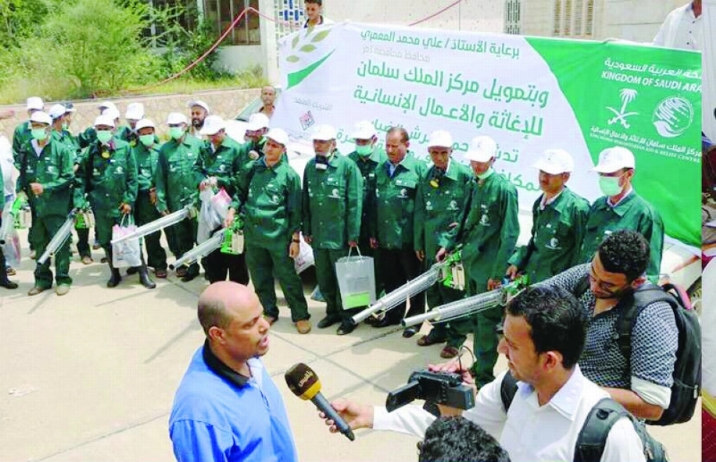 فريق من العاملين في مكافحة حمى الضنك بحضرموت (واس)
