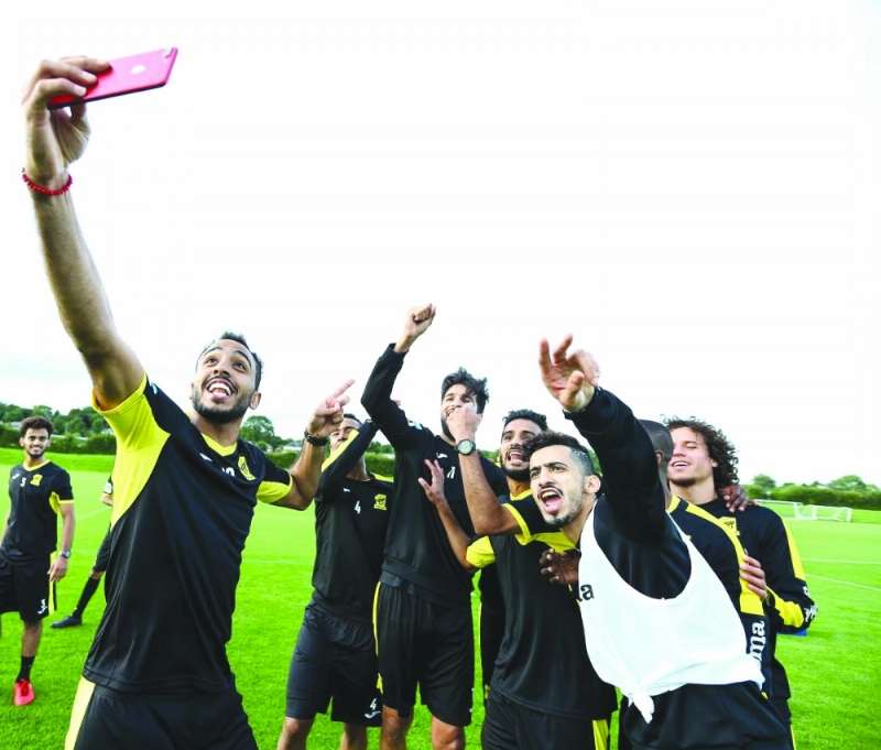 لاعبو الاتحاد يلتقطون صورة سيلفي في تدريبات الفريق ببولتون (إعلامي الاتحاد)