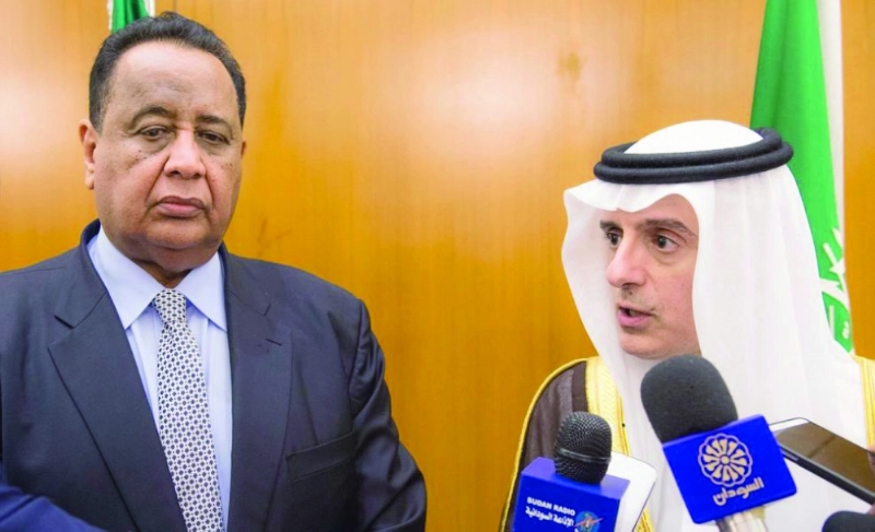 الجبير وغندور أثناء تصريحات صحفية (واس)