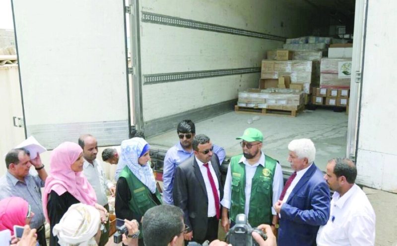 أدوية سعودية لدى وصولها إلى اليمن (واس)