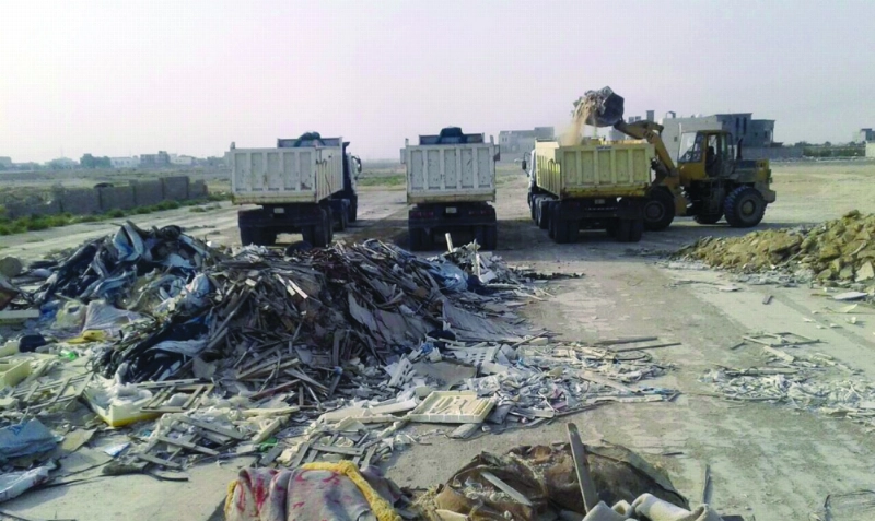 من عملية رفع مخلفات البناء في الهفوف (مكة)