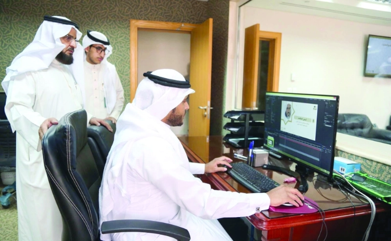 عبدالواحد الحطاب خلال تفقده المركز (واس)