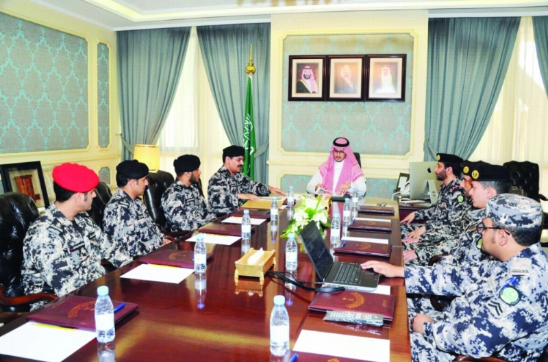 أحمد بن فهد خلال استقباله عددا من منسوبي أمن المنشآت (واس)