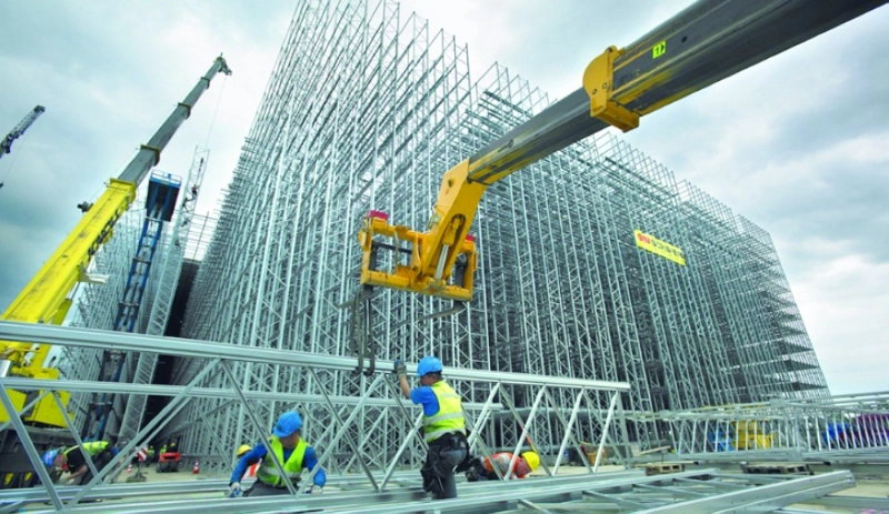 عمال داخل مشروع تحت الإنشاء (مكة)