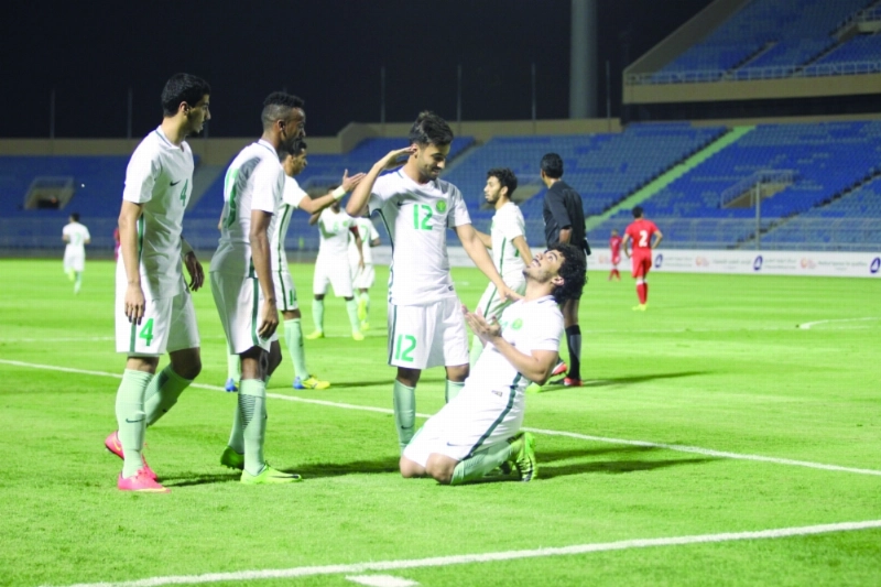فرحة لاعبي المنتخب بالفوز على البحرين (نواف الجبني)