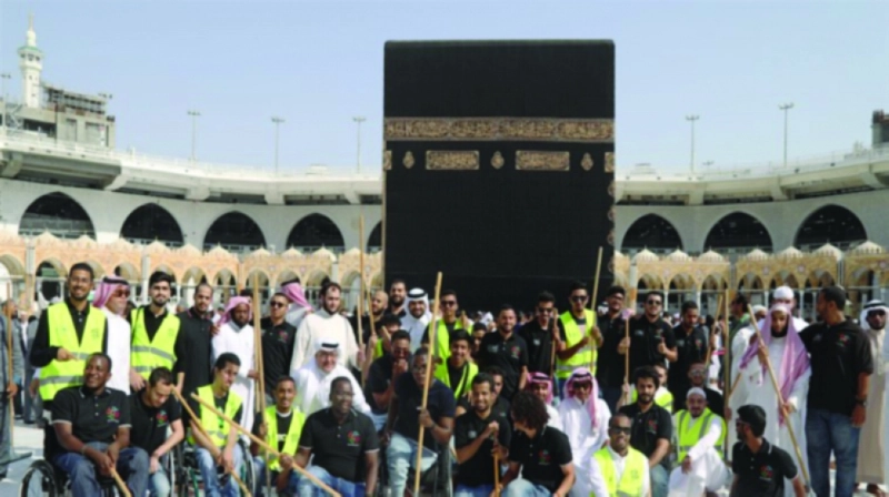 جماعية لسفراء التطوع عقب تنظيف صحن المطاف (موقع الرئاسة)