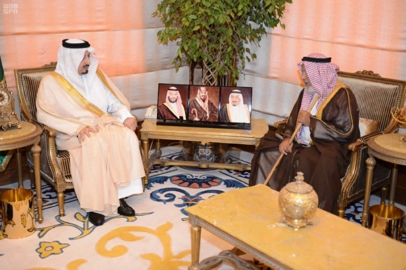 فيصل بن خالد لدى استقباله والد الشهيد عائض الشهراني (واس)