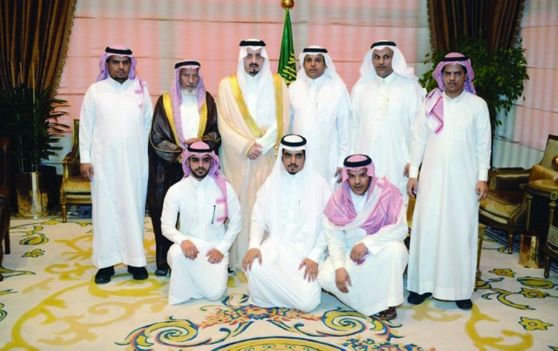 فيصل بن خالد لدى استقباله أسرة الشهيد عائض الشهراني (واس)