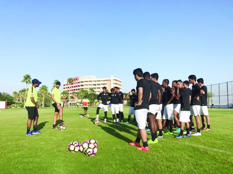 لاعبو الهلال يستمعون لتوجيهات الجهاز الفني (إعلامي الهلال)