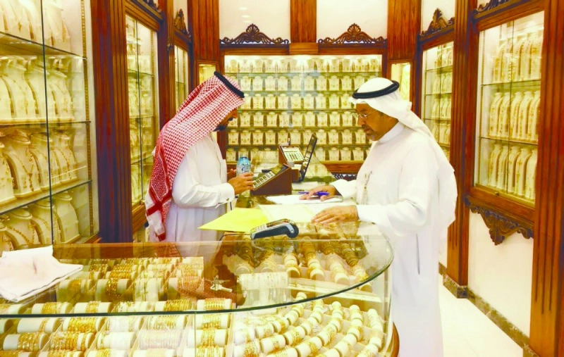 أثناء التفتيش في أحد المحلات (وزارة التجارة والاستثمار)