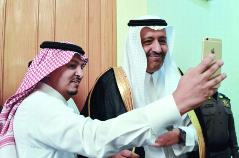 حسام بن سعود في سيلفي مع أحد الحضور (واس)