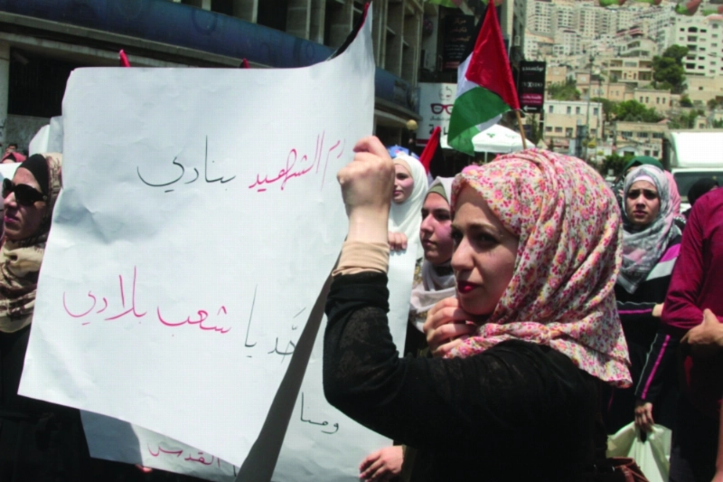 فلسطينيات يحتججن على انتهاكات قوات الاحتلال (رويترز)