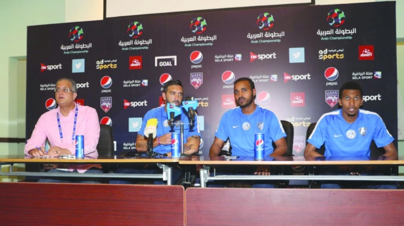 خوان براون وماجد النجراني في المؤتمر (إعلامي الهلال)